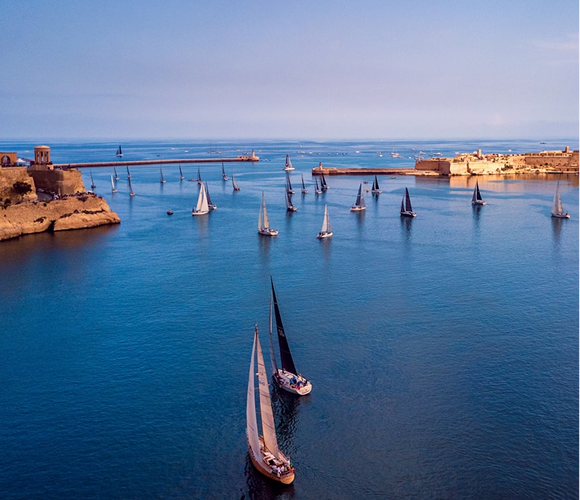 bateau sur l'eau au port